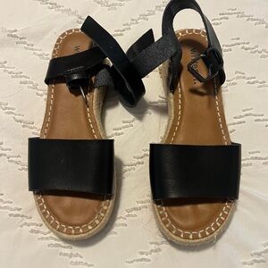 White Mountain Black and Tan Sandals